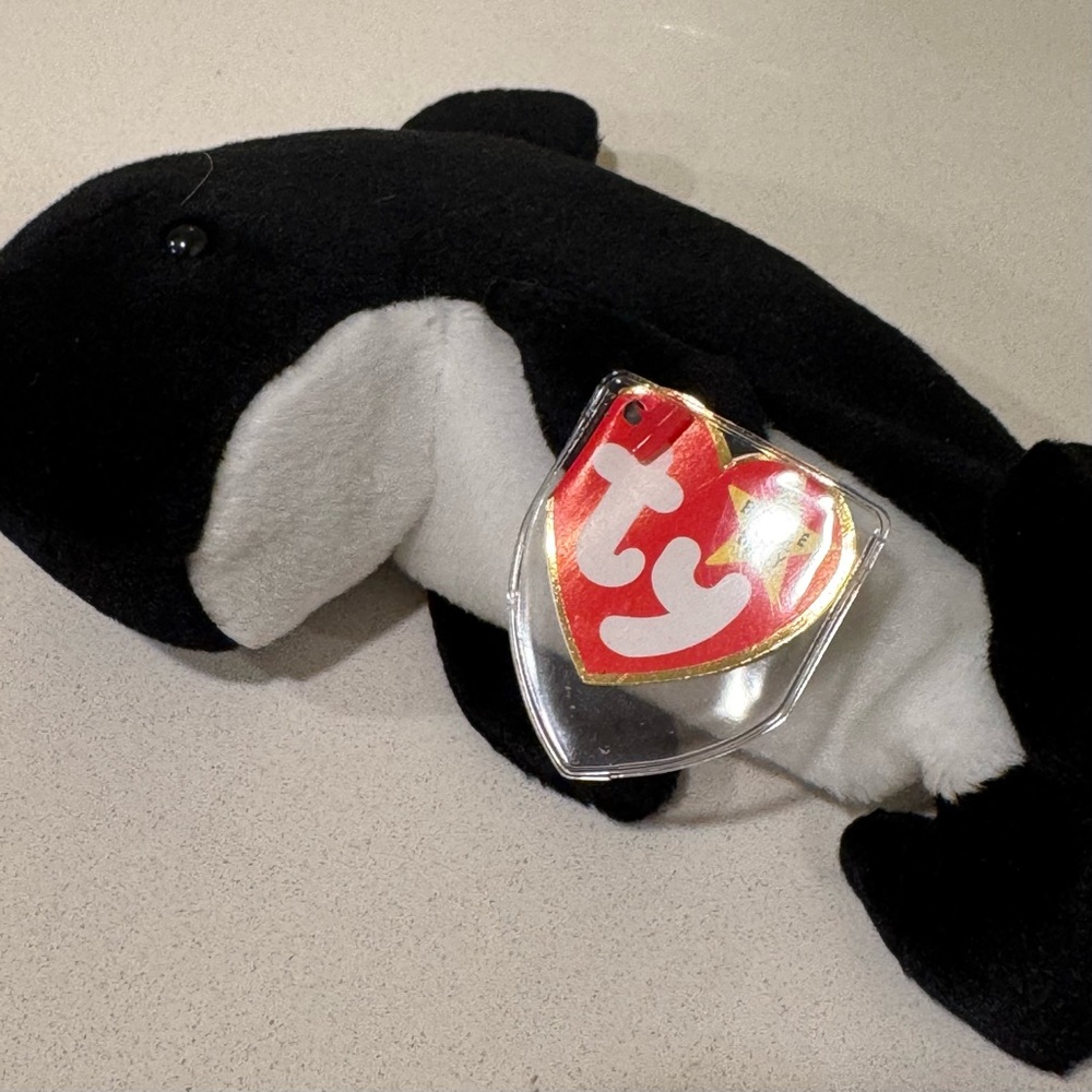Ty Beanie Baby named Waves the Orca Whale (1996) - Picture 5 of 6